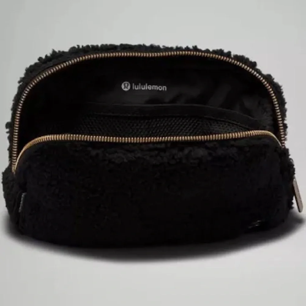 NWT Lululemon Fleece White Opal/Gold Hardware
Everywhere Belt Bag 1L bra… - Picture 2 of 6